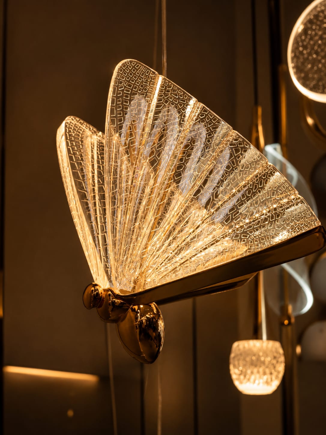 Detalhe de iluminação dourada da clínica